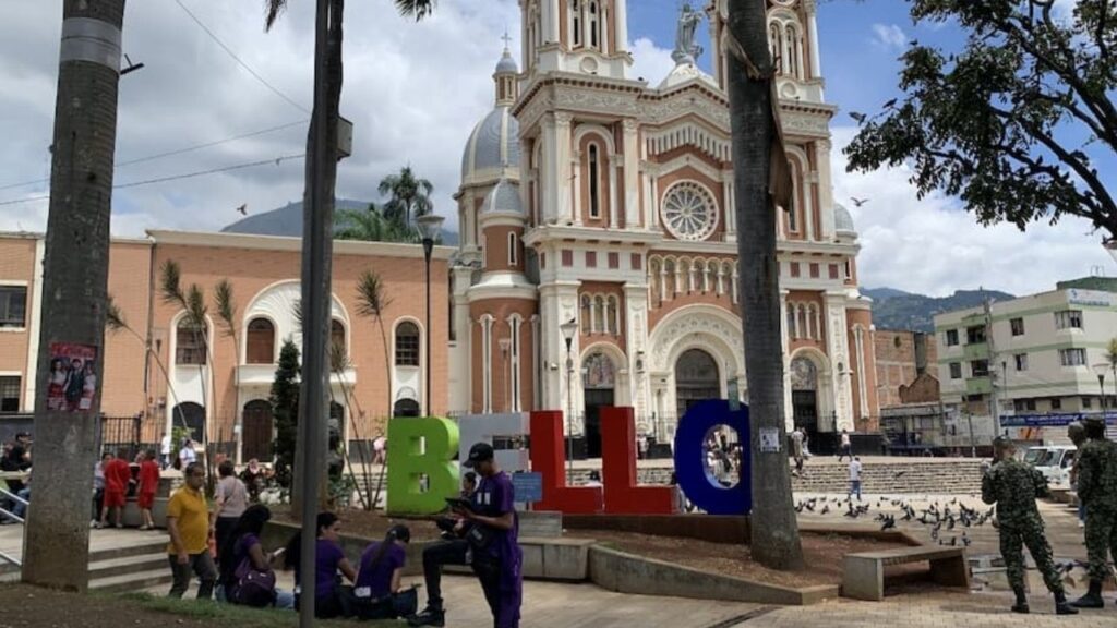 Adulto mayor habría sido atropellado por bus cerca al Parque de Bello: equipos de emergencia se encuentran en la zona Adulto mayor habría sido atropellado por bus cerca al Parque de Bello: equipos de emergencia se encuentran en la zona