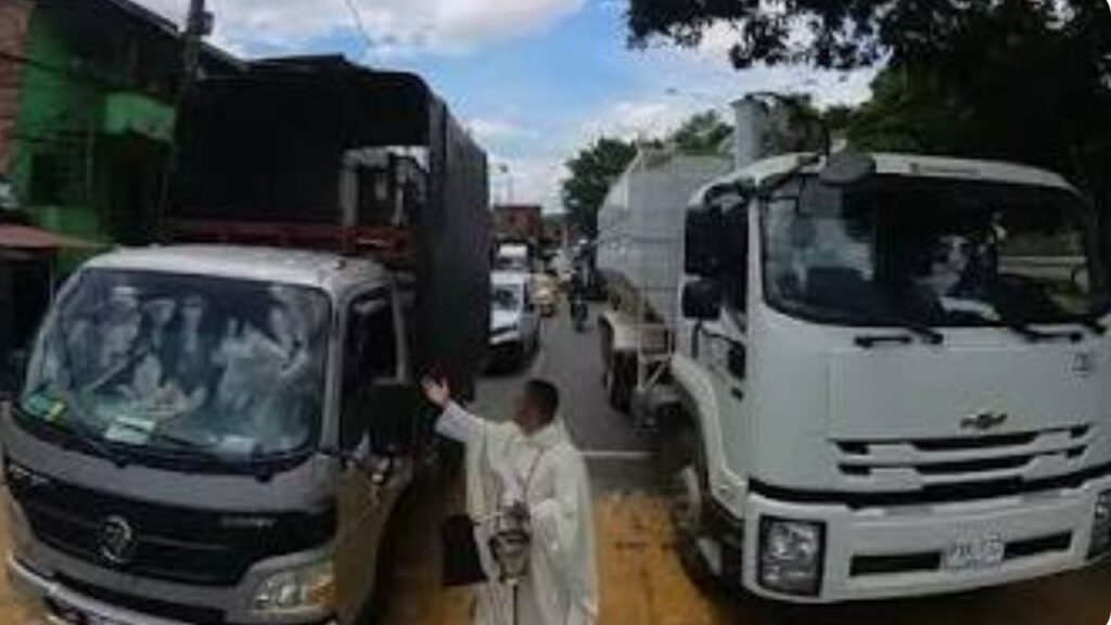 Cae «falso sacerdote» que generaba congestión vial en la Avenida Regional Cae «falso sacerdote» que generaba congestión vial en la Avenida Regional
