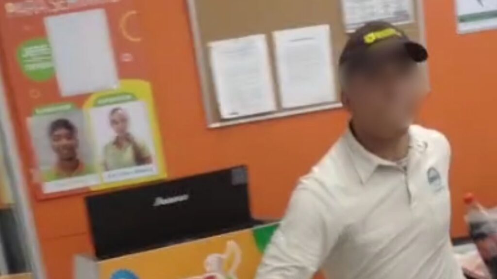 Cliente de una tienda de cadena denunció haber sido agredido por el celador en la sede de Copacabana Cliente de una tienda de cadena denunció haber sido agredido por el celador en la sede de Copacabana