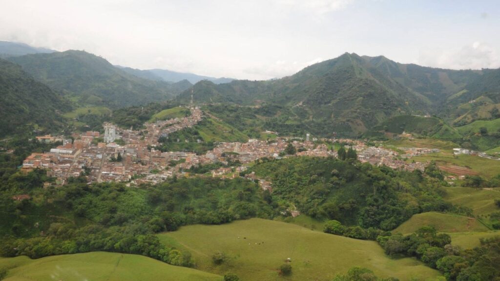 Ejército sostiene enfrentamientos con presuntos integrantes del Clan del Golfo en zona rural de Andes Ejército sostiene enfrentamientos con presuntos integrantes del Clan del Golfo en zona rural de Andes