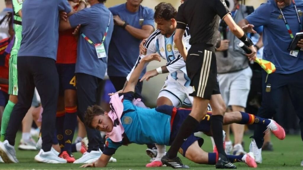 FIFA sanciona a jugadores de Argentina y España luego de los incidentes en la final del Mundial 2026 FIFA sanciona a jugadores de Argentina y España luego de los incidentes en la final del Mundial 2026