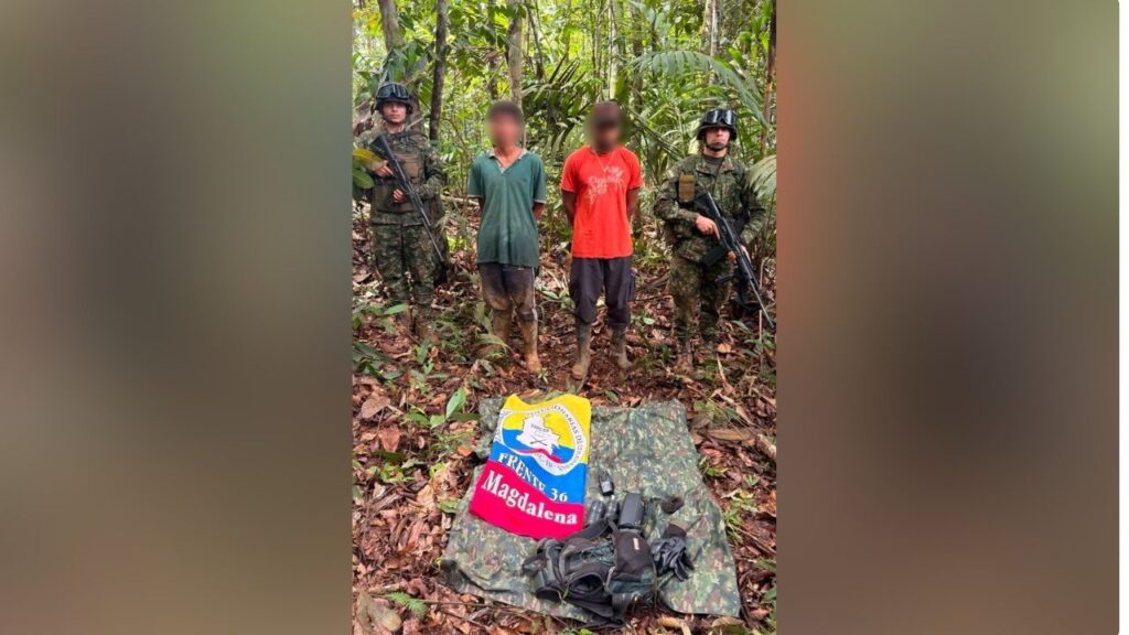 Integrantes de grupos armados se sometieron al Ejército y entregaron armas en Anorí Integrantes de grupos armados se sometieron al Ejército y entregaron armas en Anorí