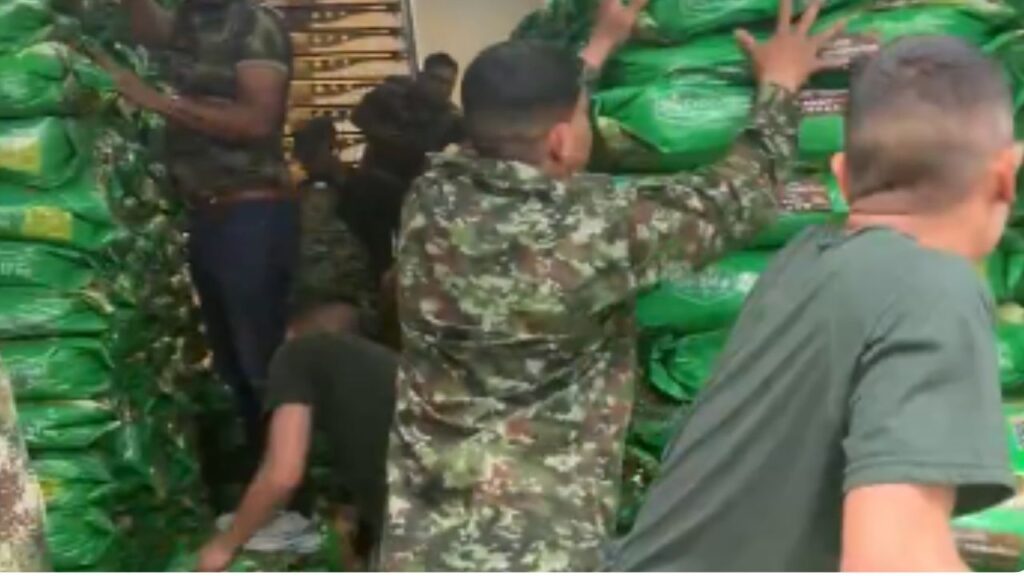 Jornada del Ejército para entregar alimento concentrado a animales afectados por el sismo