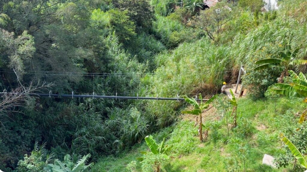 Medellín invierte .000 millones para llevar agua y alcantarillado a 1.500 familias de la Comuna 13 Medellín invierte .000 millones para llevar agua y alcantarillado a 1.500 familias de la Comuna 13