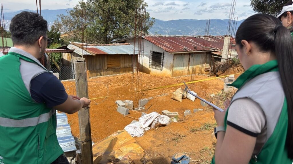 Medellín suspende construcciones sin licencia en la reserva ambiental de Santa Elena Medellín suspende construcciones sin licencia en la reserva ambiental de Santa Elena