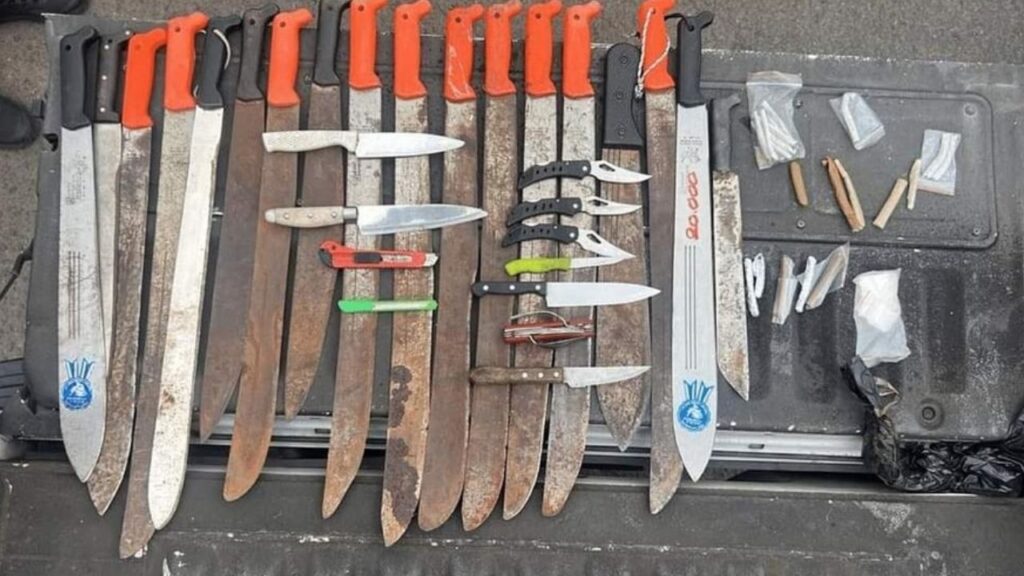Policía decomisó cuchillos, navajas y machetes durante el América vs Santa Fe, partido del pasado sábado 22 de agosto Policía decomisó cuchillos, navajas y machetes durante el América vs Santa Fe, partido del pasado sábado 22 de agosto
