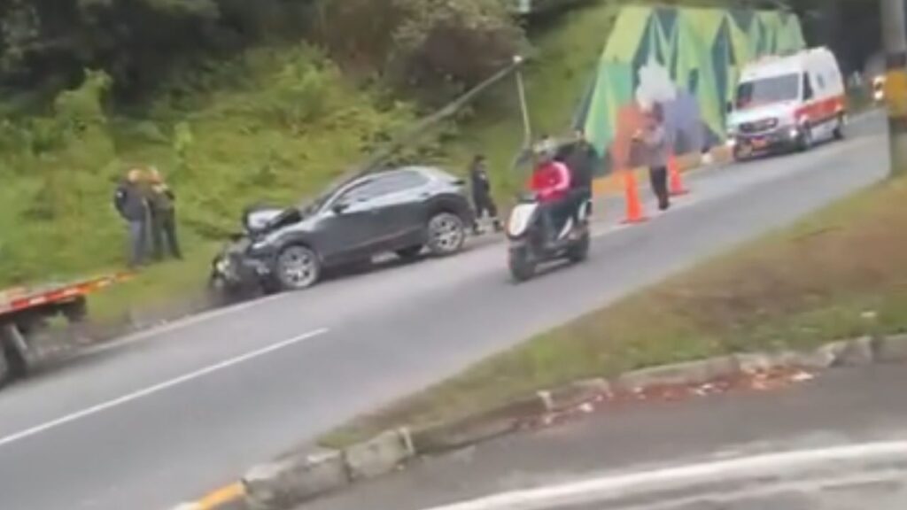 Se registró un choque de un vehículo particular contra un poste en la autopista Medellín-Bogotá Se registró un choque de un vehículo particular contra un poste en la autopista Medellín-Bogotá