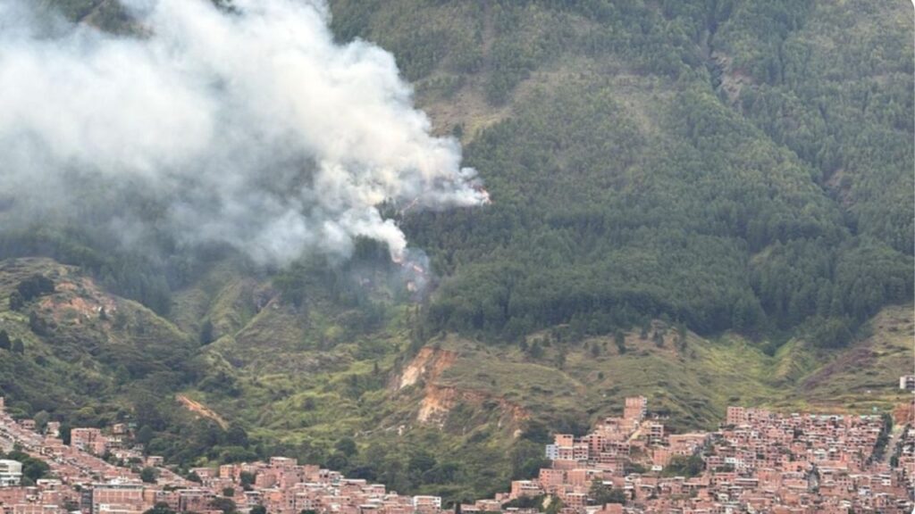 Tres incendios forestales encendieron las alarmas en Bello: dos ya fueron sofocados Tres incendios forestales encendieron las alarmas en Bello: dos ya fueron sofocados