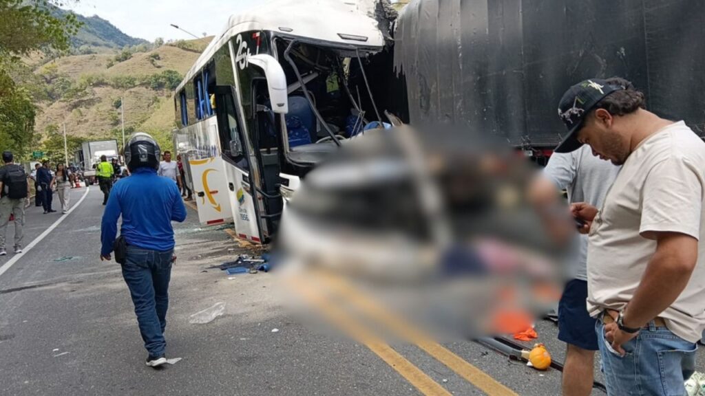 Tres personas perdieron la vida en accidente entre bus y tractocamión en La Pintada Tres personas perdieron la vida en accidente entre bus y tractocamión en La Pintada