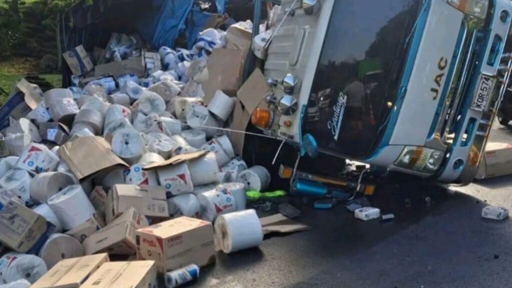 Vehículos chocan a 1 km del peaje de Cisneros, vía cerrada por cargamento derramado