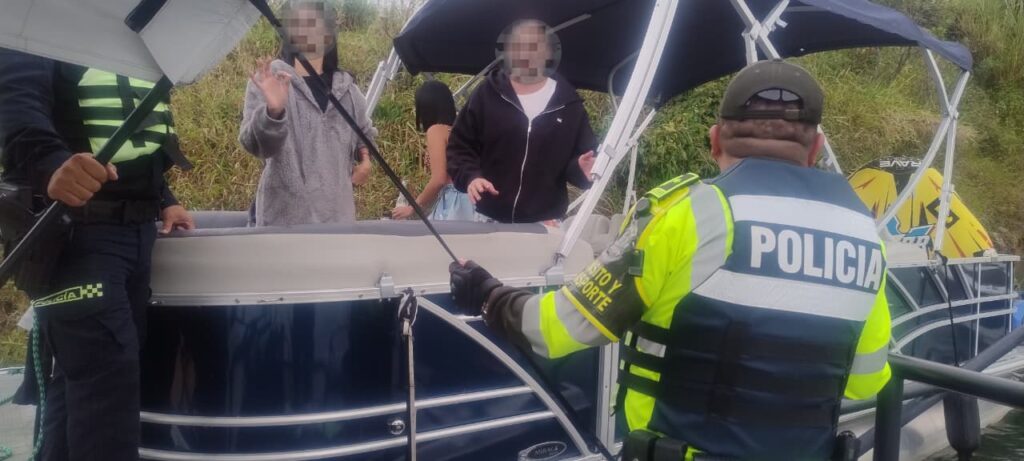 rescatan a turistas en las aguas de Guatapé