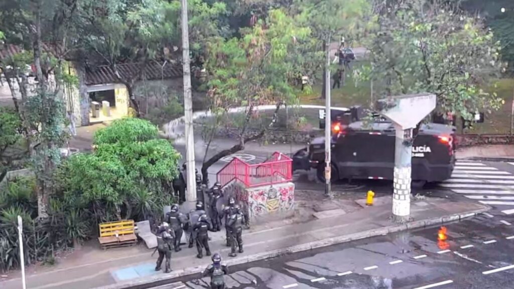 ¿Por qué estaban manifestando? Fuerza pública desalojó un bloqueo de manifestantes a las afueras de la UdeA ¿Por qué estaban manifestando? Fuerza pública desalojó un bloqueo de manifestantes a las afueras de la UdeA