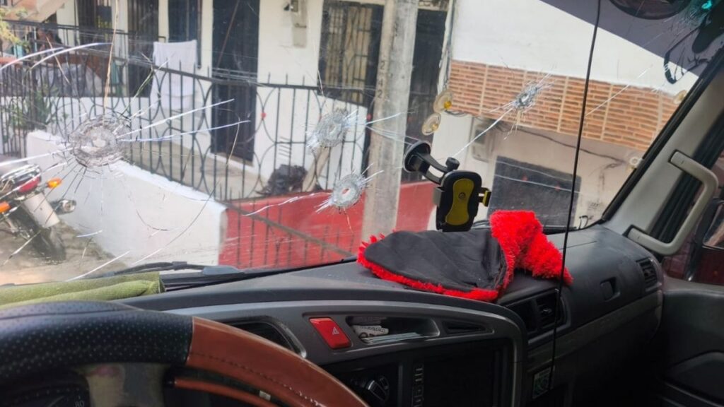 ¿Quiénes fueron? Atacan a disparos en Ciudad Bolívar camiones con ayudas destinadas al Chocó ¿Quiénes fueron? Atacan a disparos en Ciudad Bolívar camiones con ayudas destinadas al Chocó