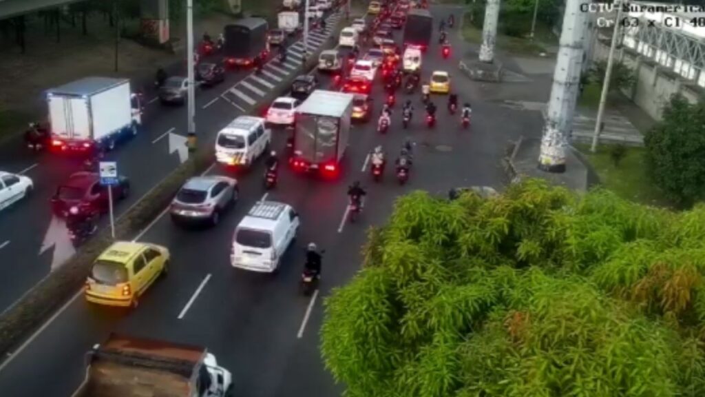Alta congestión vehicular en la calzada occidental de la Autopista Sur, poco antes del sector de La Macarena Alta congestión vehicular en la calzada occidental de la Autopista Sur, poco antes del sector de La Macarena