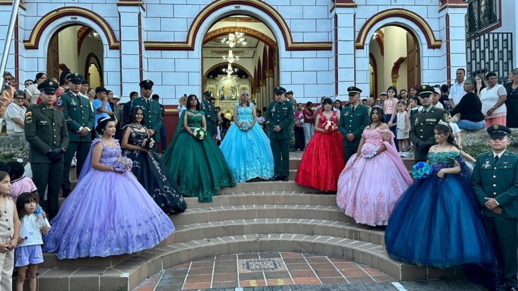 Así fue la celebración de los quince años de siete jóvenes en San Luis y el homenaje a Karen, quien falleció antes del evento Así fue la celebración de los quince años de siete jóvenes en San Luis y el homenaje a Karen, quien falleció antes del evento
