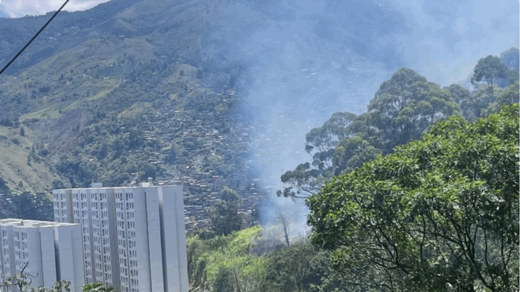 Autoridades despliegan operativos de socorro por incendio forestal en Buenos Aires Autoridades despliegan operativos de socorro por incendio forestal en Buenos Aires
