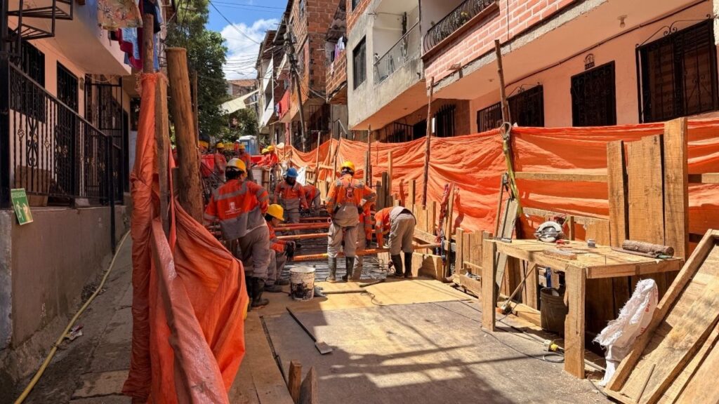 Avanzan obras de mitigación en la quebrada La Máquina para reducir riesgos en Manrique y Aranjuez Avanzan obras de mitigación en la quebrada La Máquina para reducir riesgos en Manrique y Aranjuez