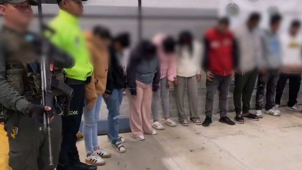 Caen alias La Mona y 22 personas más en operativo contra el microtráfico de La Ceja Caen alias La Mona y 22 personas más en operativo contra el microtráfico de La Ceja