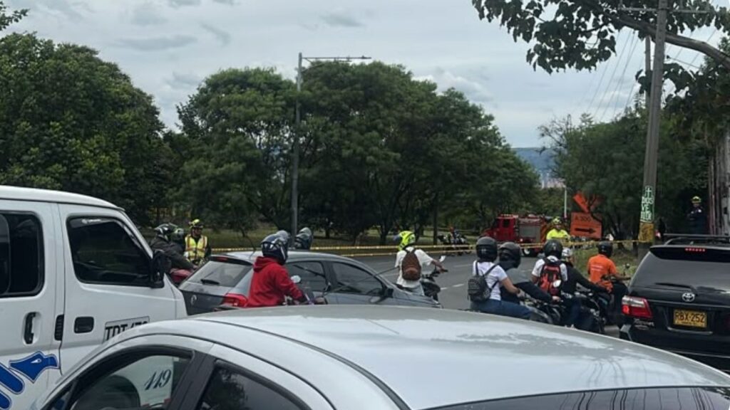 Cierre vial en Avenida Regional por accidente de tránsito con fallecido en Sabaneta Cierre vial en Avenida Regional por accidente de tránsito con fallecido en Sabaneta