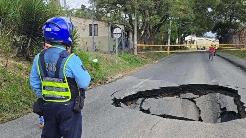 Debido a un hundimiento en la vía, hay un cierre vial en el barrio Villa Hermosa