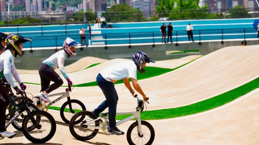 El BMX llega a las Escuelas Populares del Deporte en la renovada pista Mariana Pajón de Medellín El BMX llega a las Escuelas Populares del Deporte en la renovada pista Mariana Pajón de Medellín