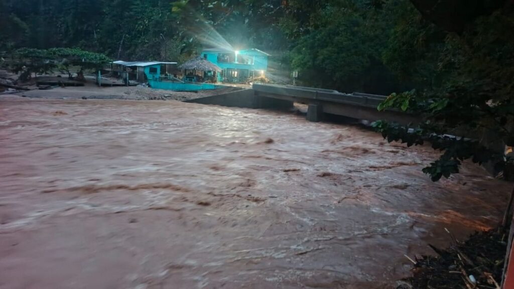 Fuertes lluvias desbordan quebrada en la zona rural de Valdivia y dejan varias comunidades incomunicadas Fuertes lluvias desbordan quebrada en la zona rural de Valdivia y dejan varias comunidades incomunicadas
