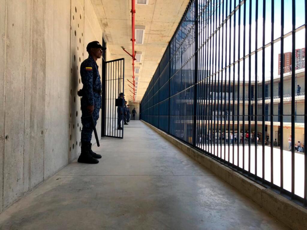 Gobierno prepara piloto para bloquear señal de celulares en cárceles Gobierno prepara piloto para bloquear señal de celulares en cárceles