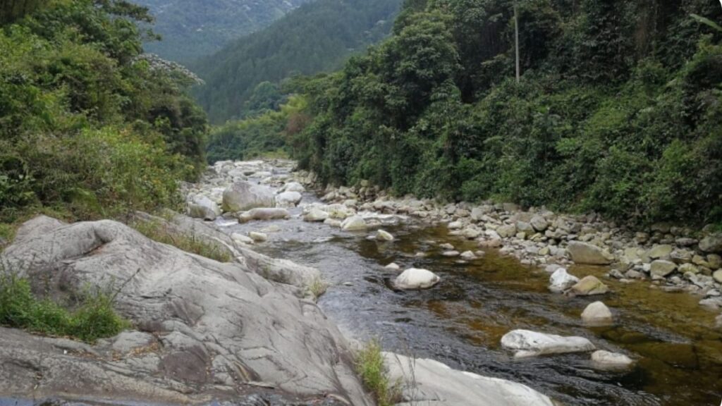 Hallaron dos hombres muertos con las manos atadas en río Tapartó de Andes: heridas por arma cortopunzante