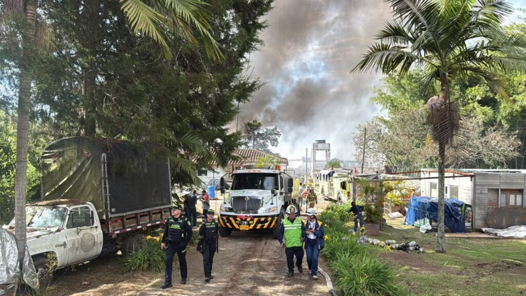 Helicóptero UH-60 Black Hawk de la FAC combate incendio en fundación de reciclaje en Rionegro Helicóptero UH-60 Black Hawk de la FAC combate incendio en fundación de reciclaje en Rionegro
