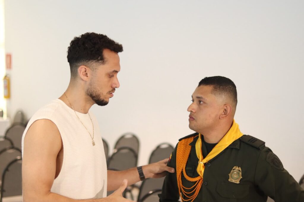 Helio Neto se reencontró en Medellín con el policía que le salvó la vida Helio Neto se reencontró en Medellín con el policía que le salvó la vida