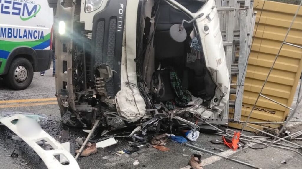 Reportan accidente en la vía Medellín-Caldas que involucró a tres vehículos Reportan accidente en la vía Medellín-Caldas que involucró a tres vehículos