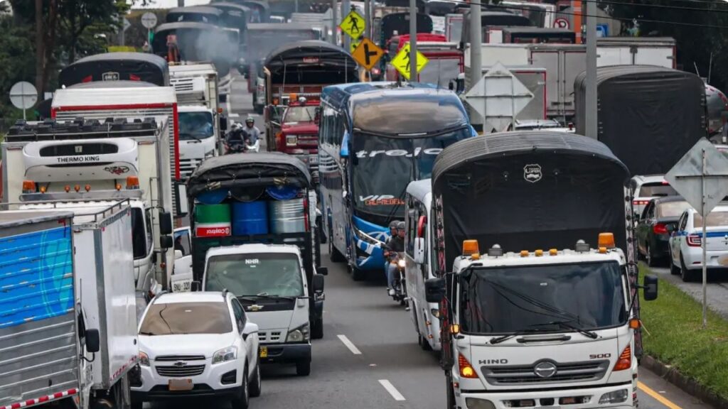 Siniestro vial genera movilidad reducida en la Avenida Regional, a la altura del Puente de La Madre Laura Siniestro vial genera movilidad reducida en la Avenida Regional, a la altura del Puente de La Madre Laura