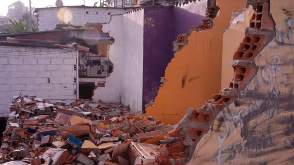 Tumbaron varias casas abandonadas del barrio Juan Antonio Murillo en Rionegro Tumbaron varias casas abandonadas del barrio Juan Antonio Murillo en Rionegro