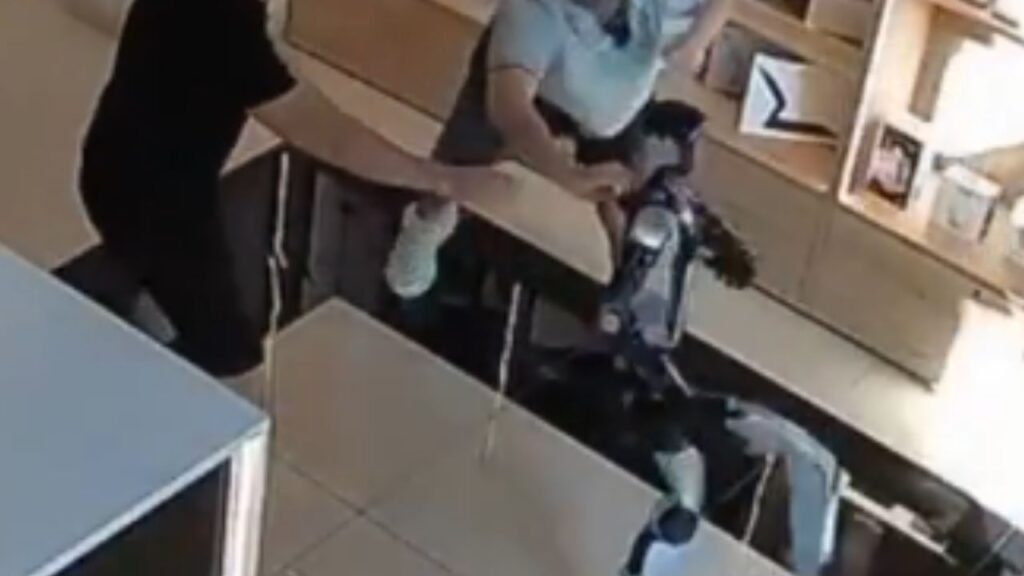 ¿Se defendió? Un robot le responde con una patada a un cliente que lo empujó ¿Se defendió? Un robot le responde con una patada a un cliente que lo empujó
