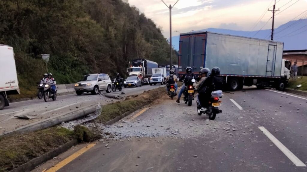Accidente en la Autopista Medellín – Bogotá genera cierre total de un carril en sentido a Medellín