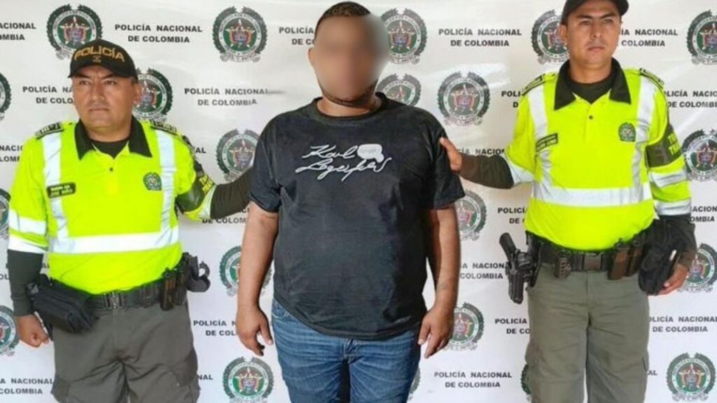 Caucasia hombre capturado robar usuarios bancos usuarios