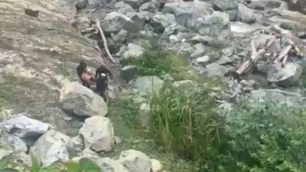 Desprendimiento de roca provoca accidente en vía entre Medellín y Salgar; reportan varias personas fallecidas