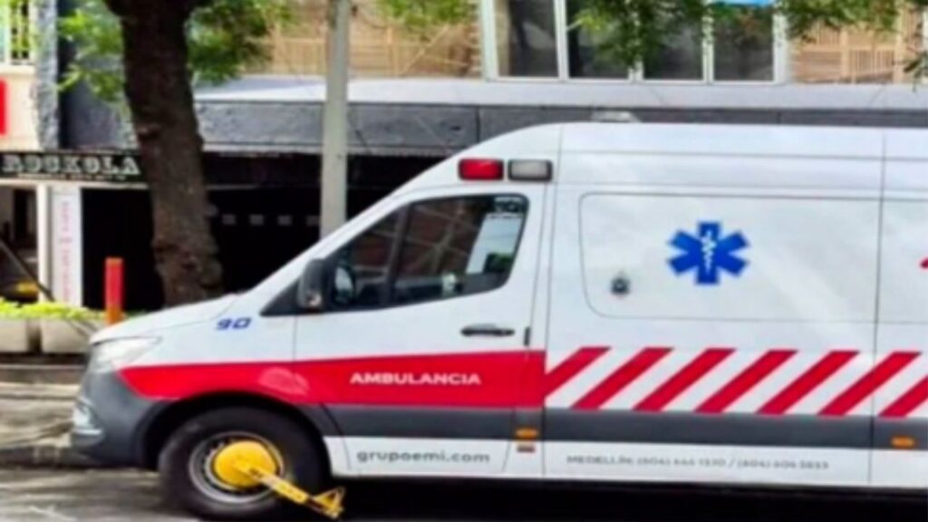 Multan e inmovilizan con cepo a una ambulancia en la avenida 33 de Medellín ¿por qué? Multan e inmovilizan con cepo a una ambulancia en la avenida 33 de Medellín ¿por qué?